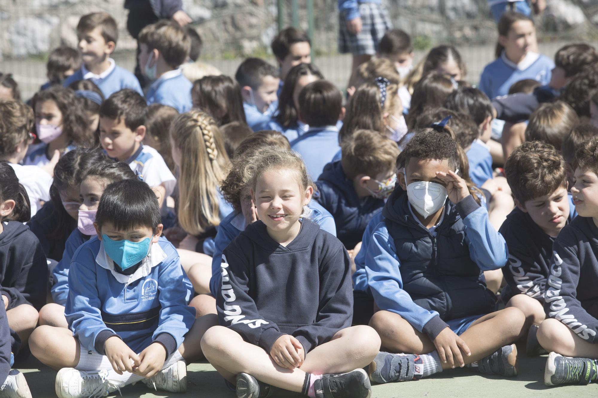 Izado de bandera en el colegio Santa María del Naranco