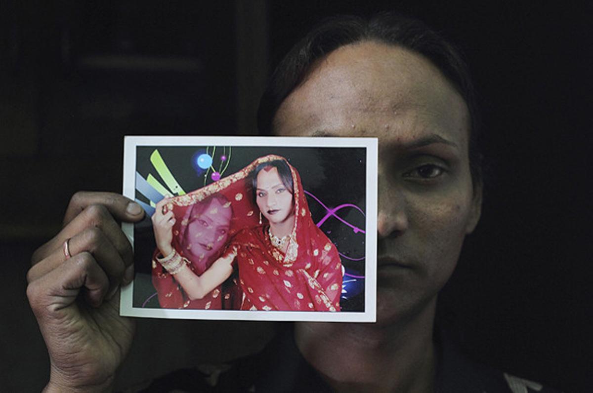 Seema, una jove transsexual, mostra una fotografia en què està vestida de dona per reivindicar la falta de reconeixement legal al seu país, l’Índia, amb motiu del Dia Internacional contra l’Homofòbia i la Transfòbia.