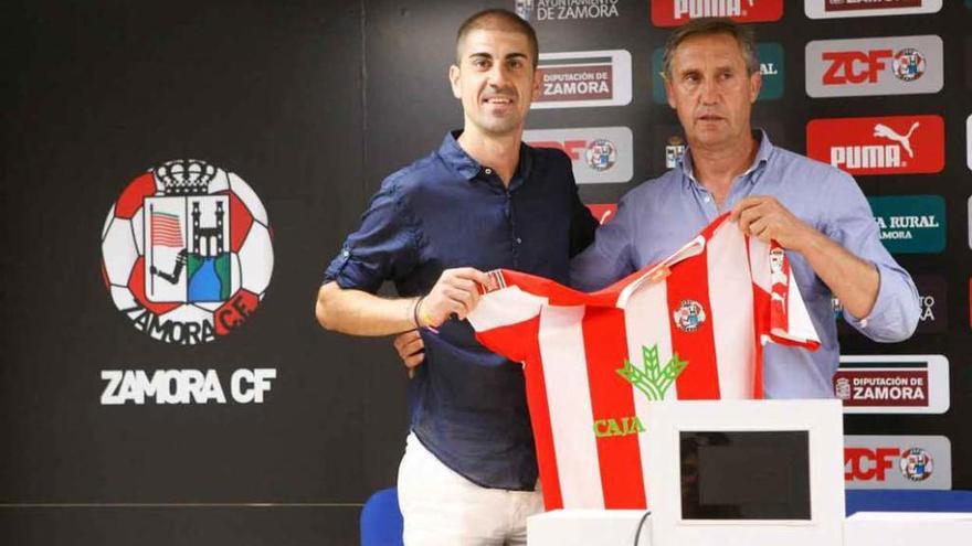 Luis Mariano Vilchez posa con el balón sobre el césped del Ruta de la Plata.