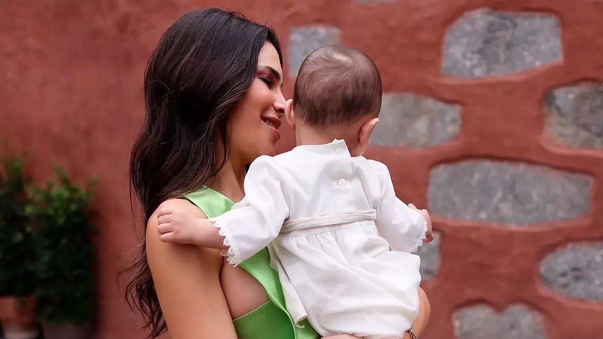 Carla Barber y su hijo, Bastian, en un momento de la celebración del bautizo del pequeño