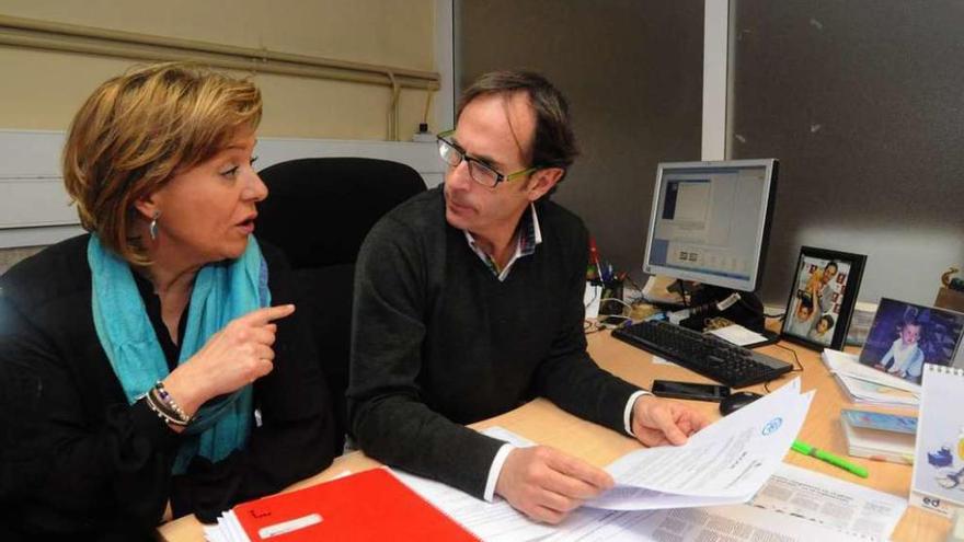 Ana Granja y Tomás Fole en la oficina municipal del Partido Popular. // Iñaki Abella