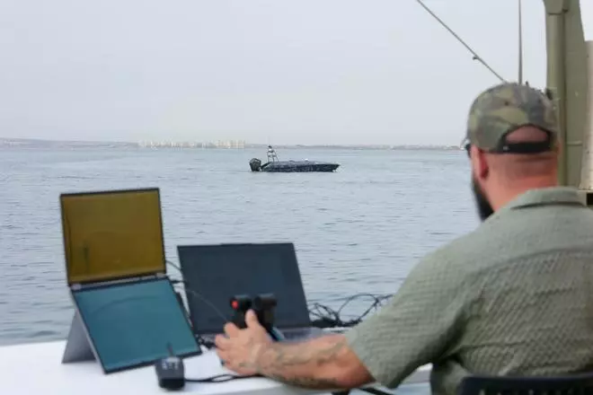 El Puerto de Alicante acoge la prueba de una embarcación experimental por control remoto