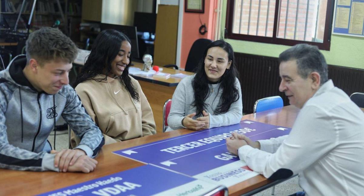 Los alumnos, con su profesor de Economía, Francisco Zapatero. | alba prieto