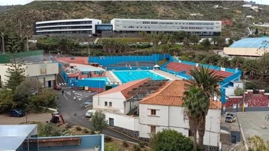 Guía inicia la demolición del graderío de la piscina municipal para crear un moderno edificio deportivo con gimnasio y restaurante
