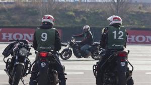 Santa Perpetua de la Mogoda (Valles Occidental) 19.12.2010. Sociedad. Cursos de conduccion segura para motoristas. Dg 101219 JP ex 7372 en la foto: Alumnos de conduccion de motocicletas en el Instituto de Seguridad de Honda foto: Joan Puig