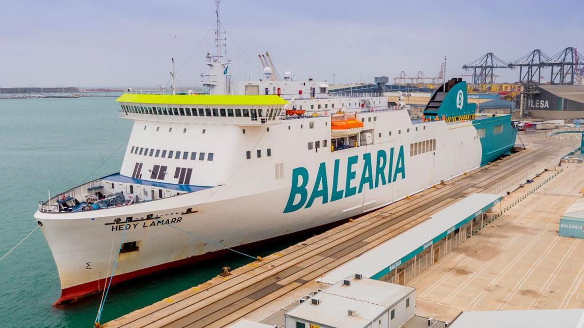 Un ferri de Baleària atracado en el puerto de València.