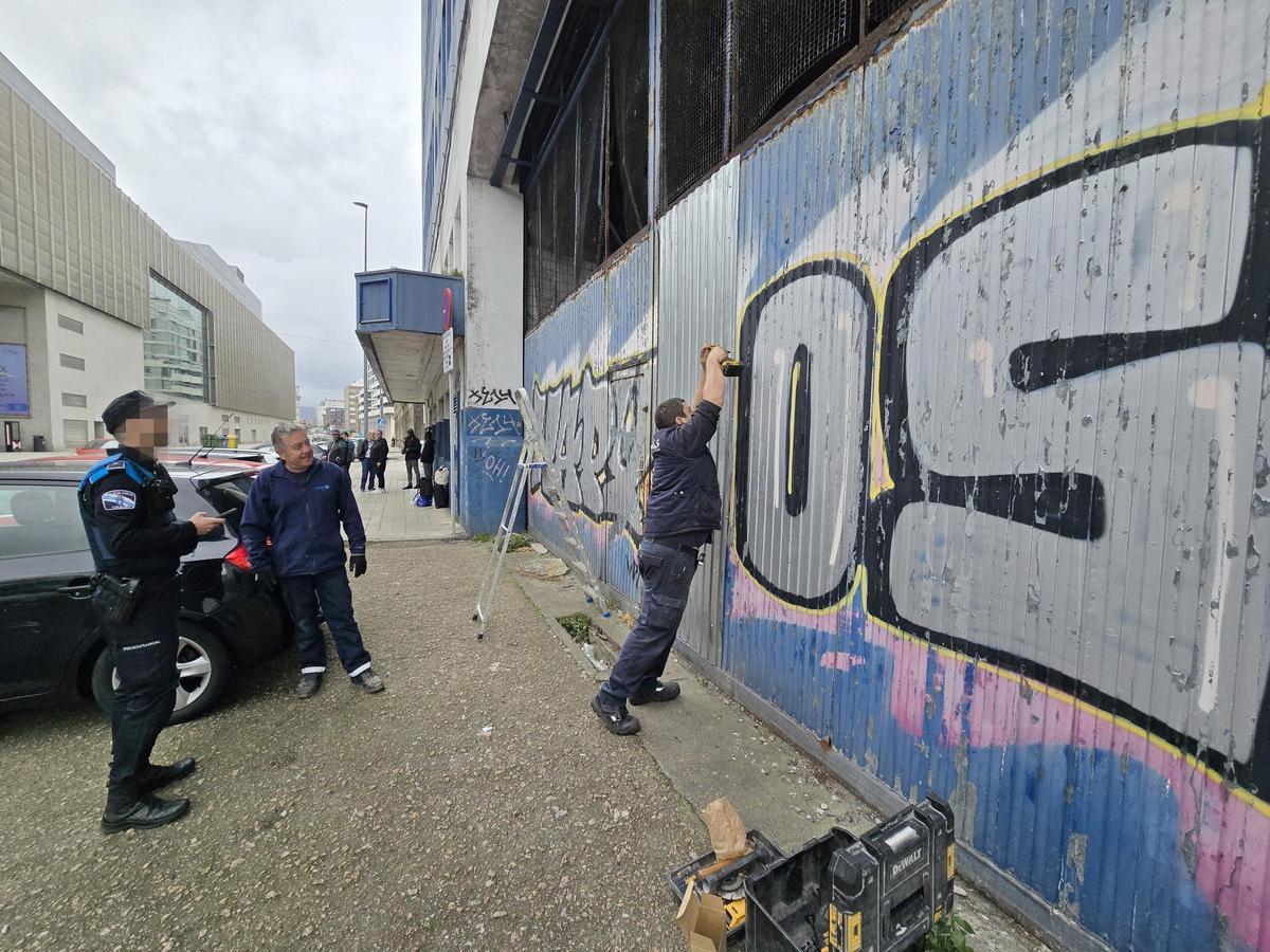 Desalojo en la nave abandonada en Vigo de la antigua Pescanova