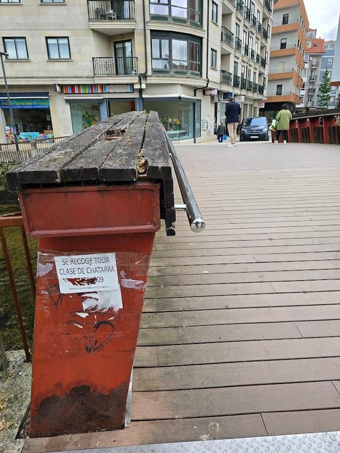 Elementos afectados por la pegada de carteles y todo tipo de panfletos en las calles de Vilagarcía.