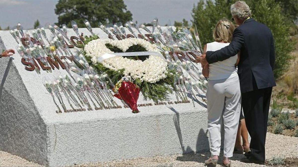 Familiares de las víctimas, ante el monolito de homenaje a las víctimas.