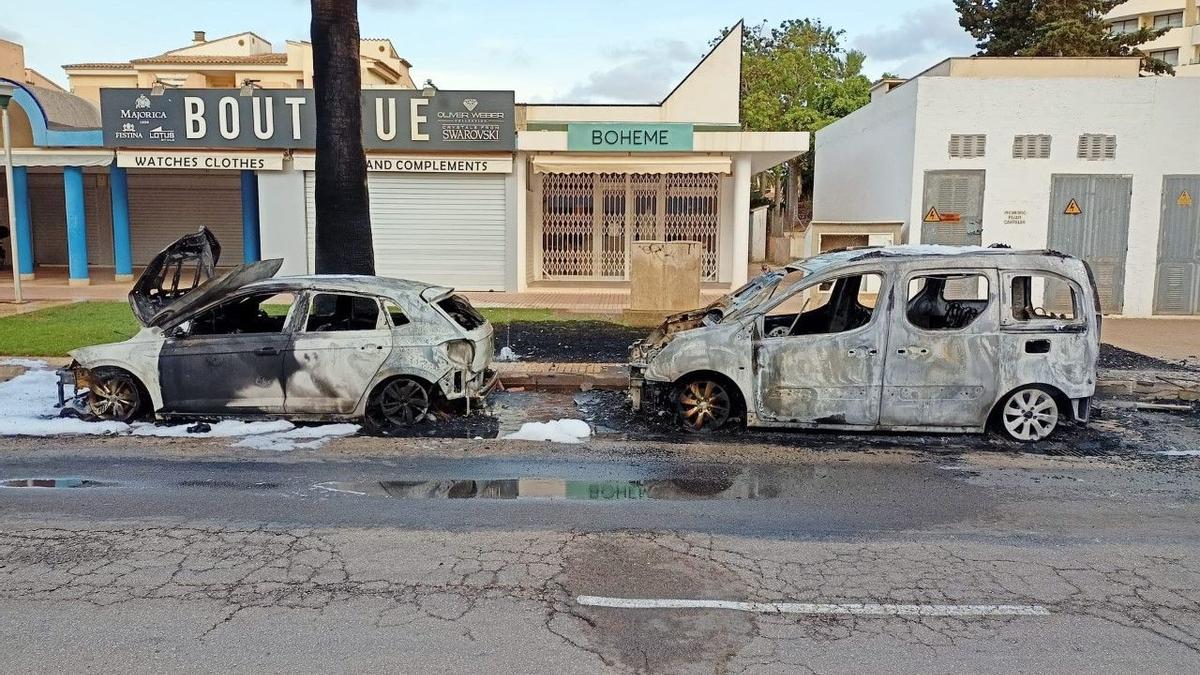 Die zwei Autos waren nach dem Brand in Sa Coma nicht mehr zu retten.