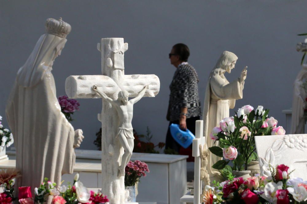 Los malagueños acuden a los cementerios para adecentar y embellecer las lápidas de sus seres queridos.