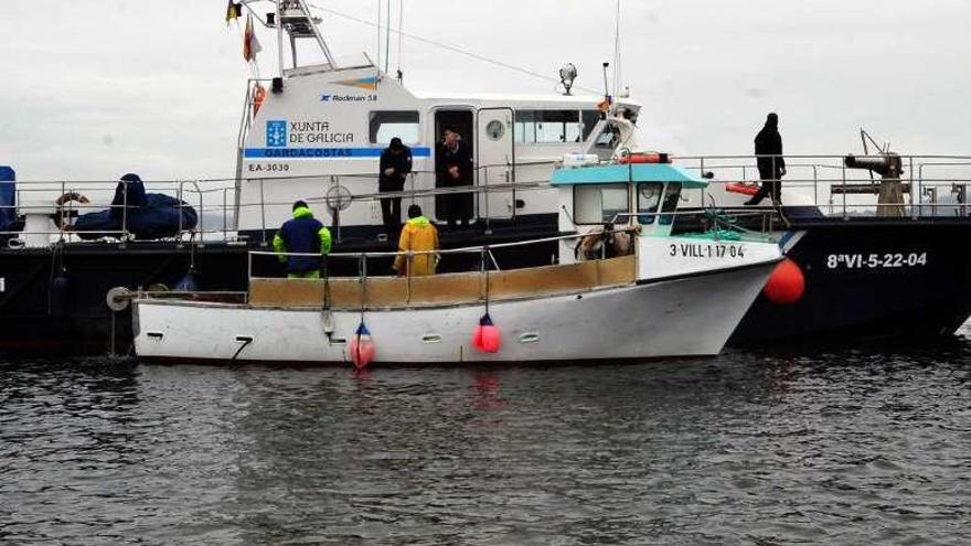 Una embarcación de Gardacostas durante un control en la ría. // I.A.