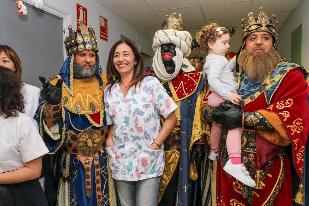 Los Reyes Magos visitan a niños y mayores