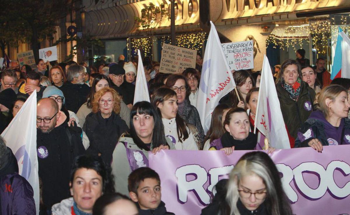 Una de las pancartas reivindicativas en la movilización en la ciudad. |  Iñaki Osorio