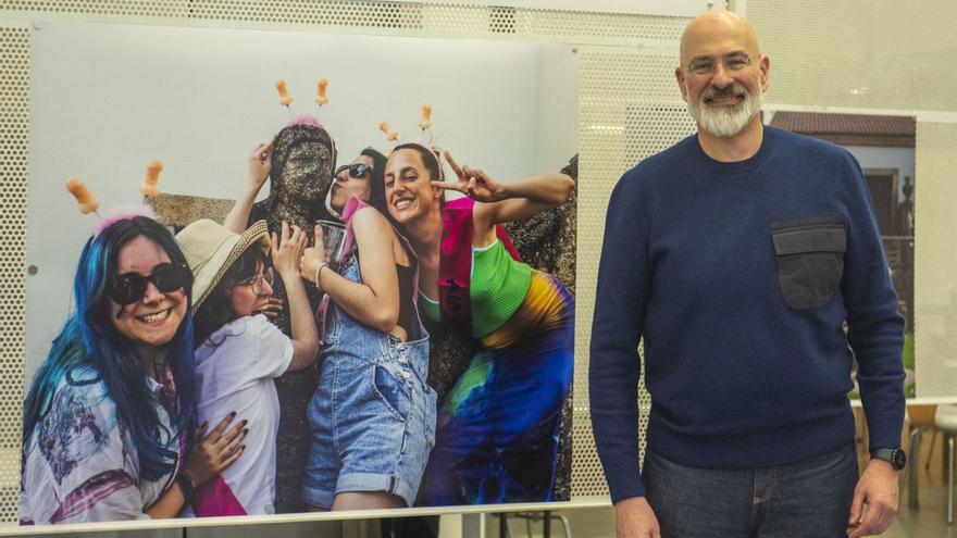 Fernando Agrasar, junto a la foto de un ‘selfie’ frívolo ante una estatua. | // CASTELEIRO/ROLLER AGENCIA