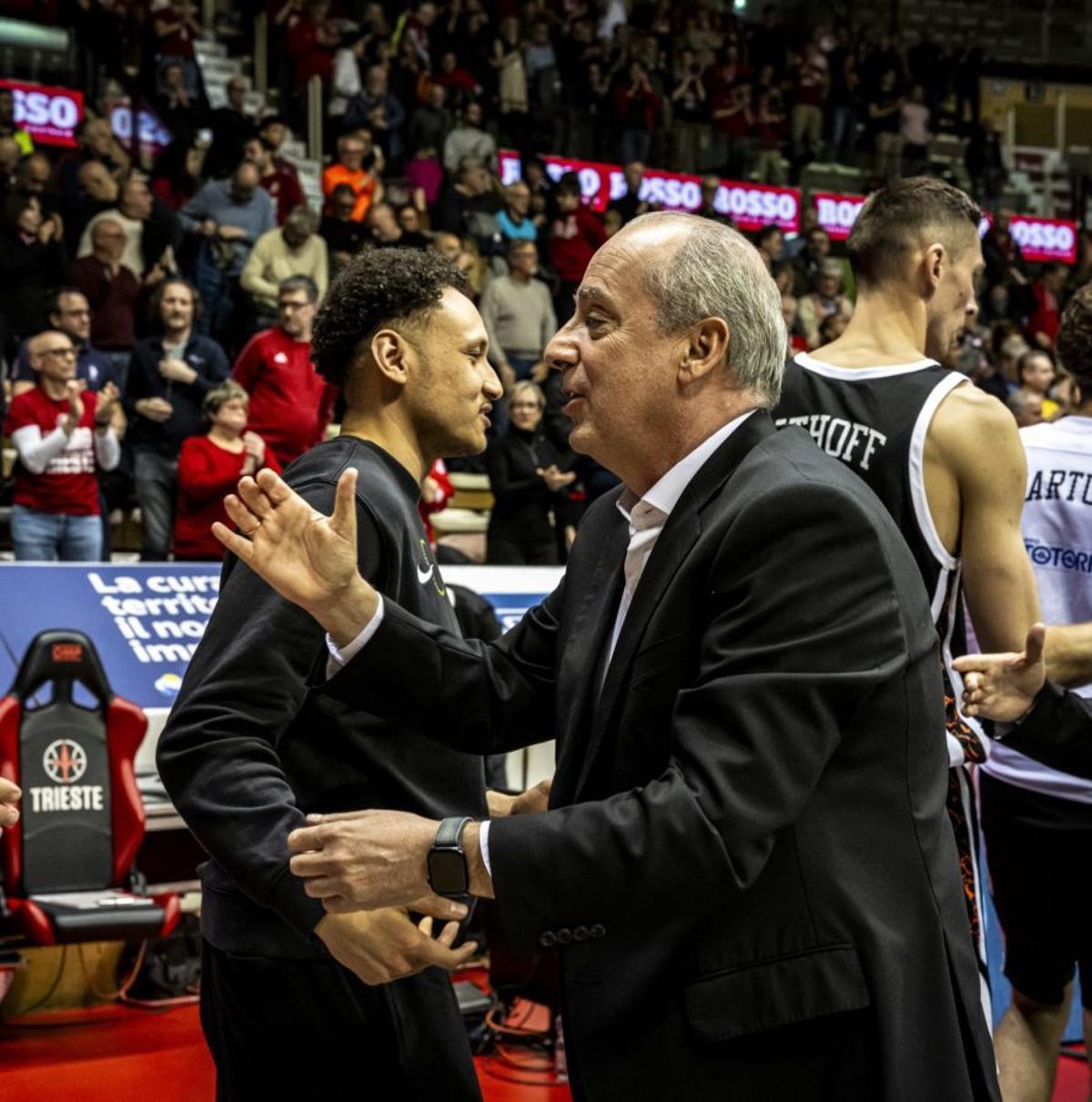 Vidorreta se dispone a saludar a los técnicos del Trieste. | BCL