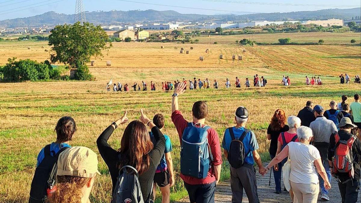 Caminants anant cap a l'ermita de Santa Anna durant la festa de l'any passat