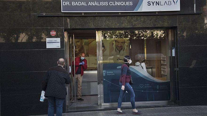 Gent davant de les oficines de Laboratoris Badal, de la multinacional Synlab, a Manresa