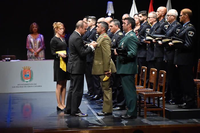 Entrega de Honores y distinciones por el día de ...