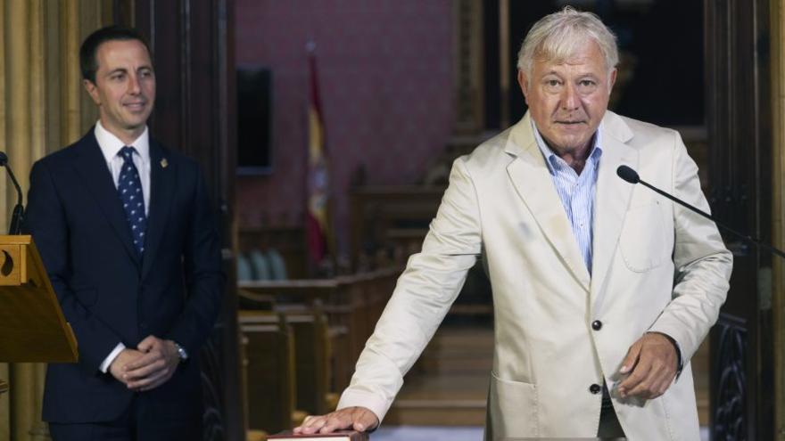 Llorenç Galmés observa la toma de posesión de Marcial Rodríguez. | CATI CLADERA/EFE