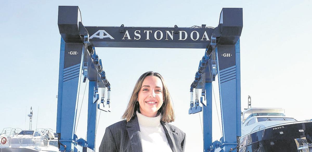 Ione Astondoa, directora de operaciones de la  empresa, posa junto a dos embarcaciones.