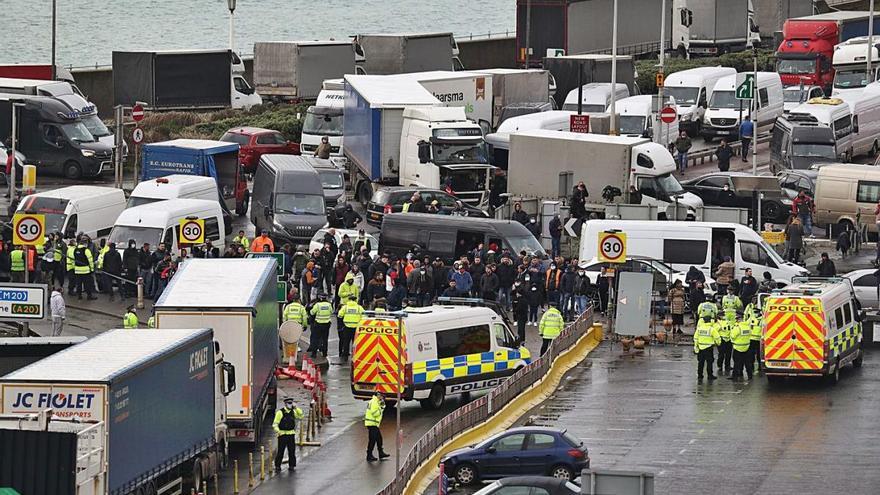 Els camioners s&#039;enfronten a  la policia en una jornada caòtica a Dover