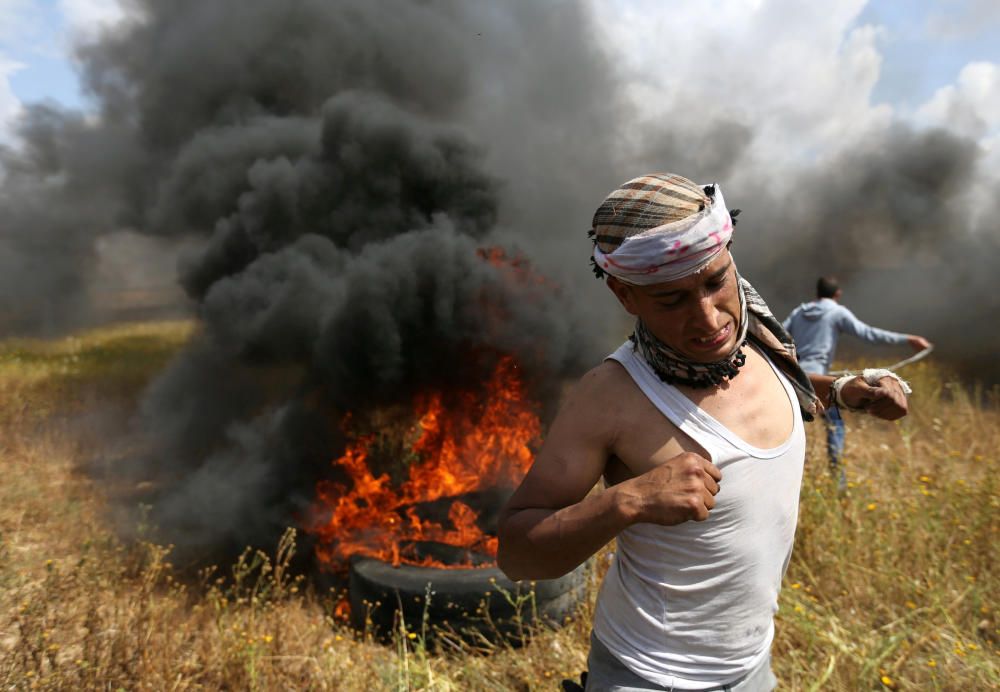 Palestinian runs during clashes with Israeli ...