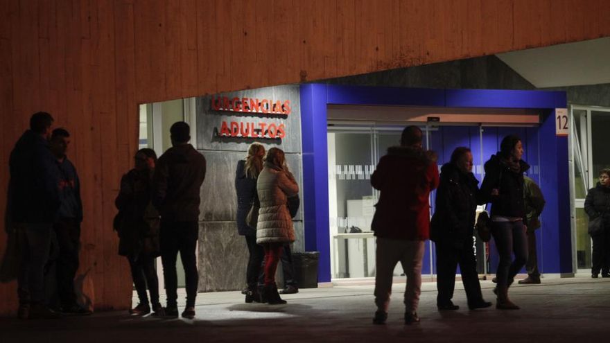 La gripe satura el HUCA: doce horas a la espera de una cama