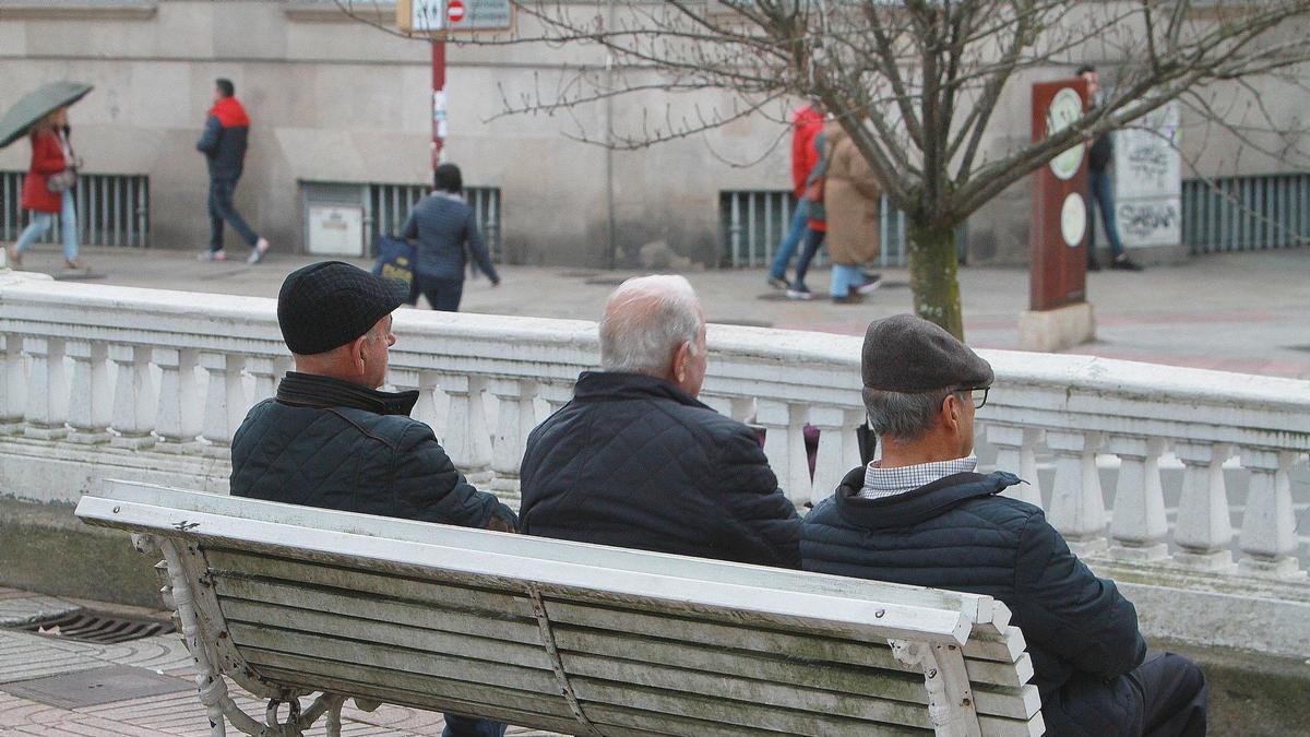 Jubilados en el banco de un parque en Ourense