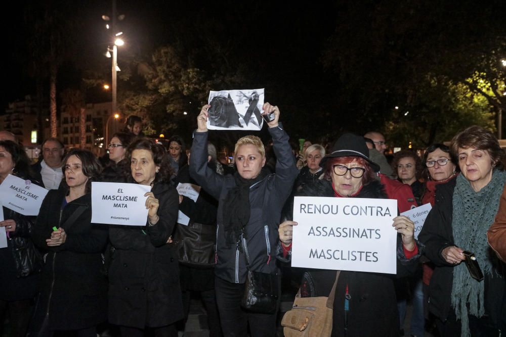 Nach dem Mord an Celia Navarro demonstrierten am Donnerstag (17.11.) betroffene, traurige und wütende Bürger auf der Plaza España in Palma gegen Gewalt an Frauen. Vor dem Rathaus hielten Politiker und