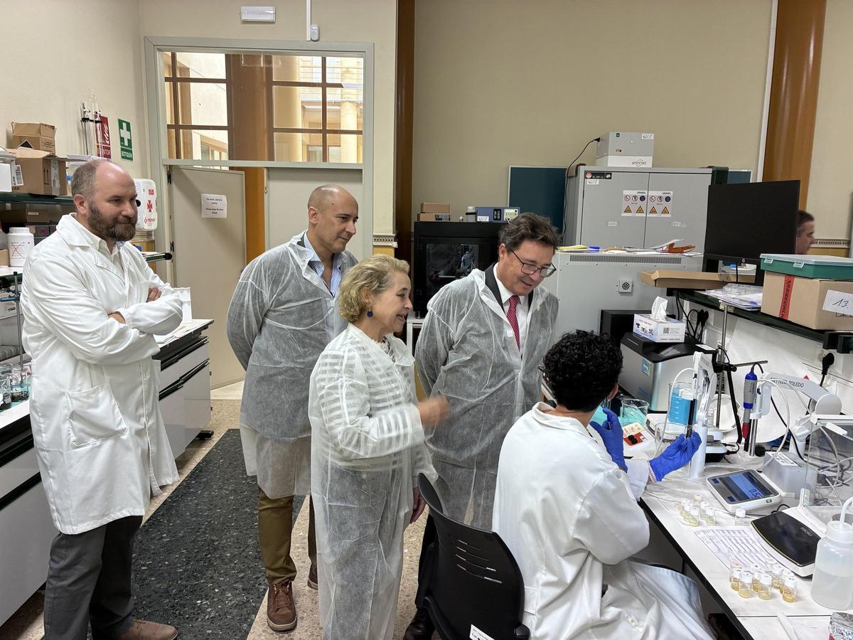 Visita institucional de la consejera María Mercedes Vaquera y del consejero Guillermo Santamaría a los laboratorios provisionales en la Escuela Politécnica de la UEx.