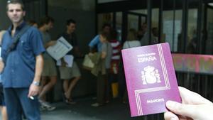 Colas para hacerse el pasaporte en una comisaría de Barcelona, en una imagen de archivo.