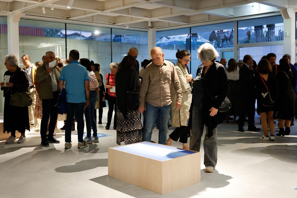 Visitantes en la exposición "Pausa", de Cláudio Garrudo.