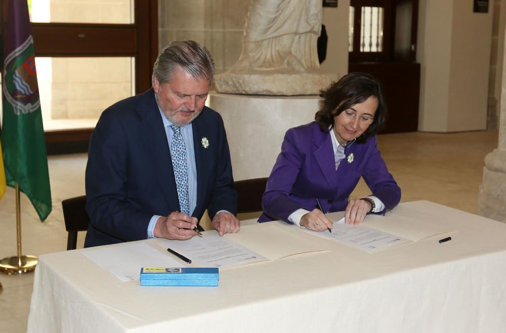 Íñigo Méndez de Vigo y Rosa Aguilar firman el acuerdo de cesión del Museo de Bellas Artes y Arqueológico de Málaga, que abrirá durante este 2016