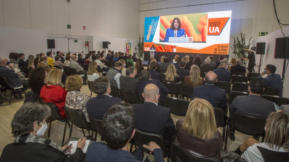 Acto de homenaje en el Museo de la Universidad a antiguos alumnos nombrados Alumni Ilustres y Alumni Embajadores