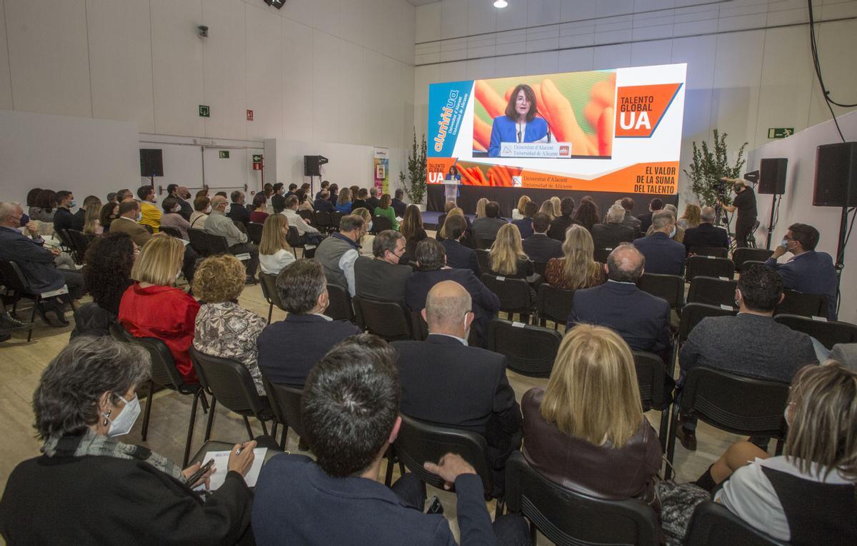 Acto de homenaje en el Museo de la Universidad a antiguos alumnos nombrados Alumni Ilustres y Alumni Embajadores