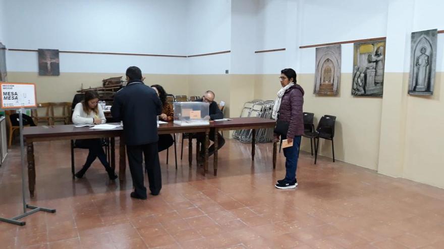 Votants en una mesa de l&#039;església de Sant Pere de Figueres.