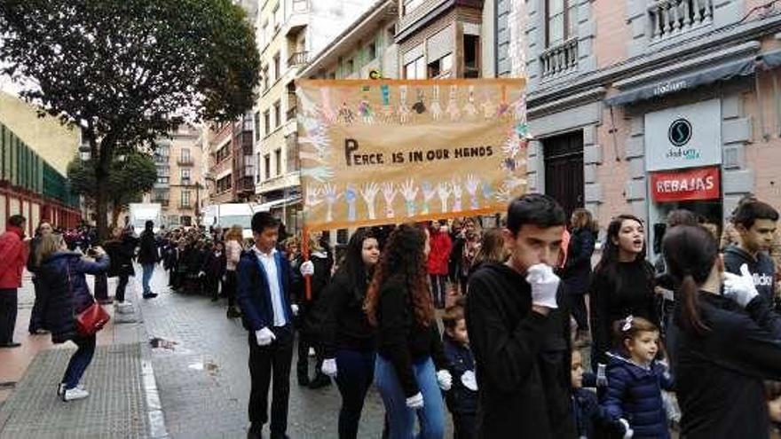 Los alumnos recorriendo las calles de Ribadesella.