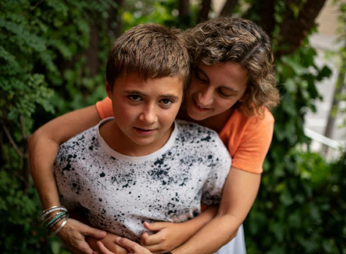 Gemma Vilanova y su hijo Josep, en su casa de Barcelona, fotografiados en 2021.