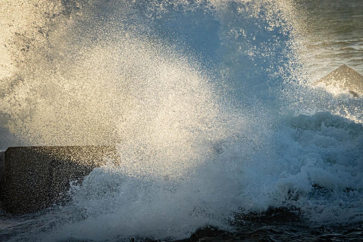 Las olas causadas por la borrasca 'Nelson' vuelven a comerse las playas de Barcelona