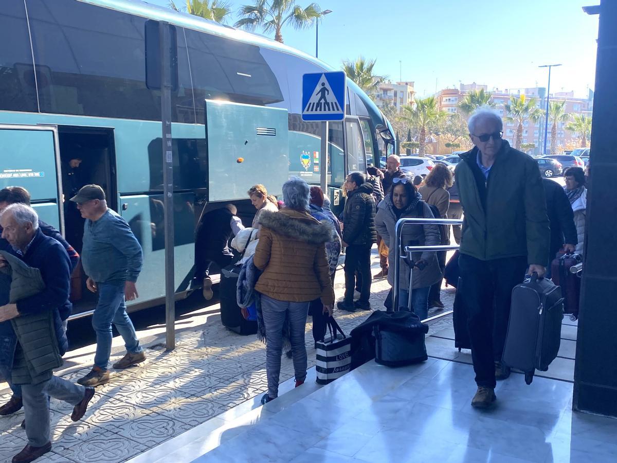 Los visitantes llegaron en autobús hasta el hotel de Peñíscola.