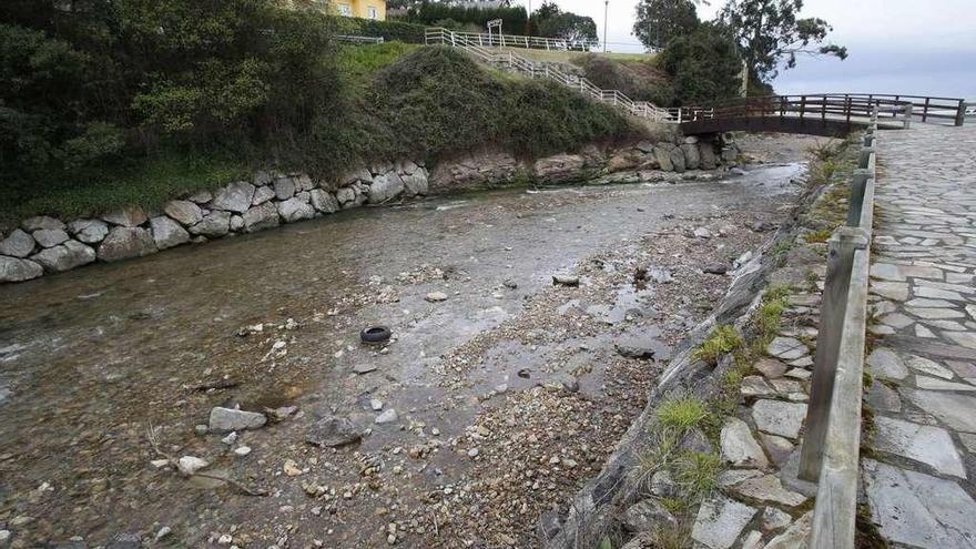 Basura en la desembocadura del río Ferrería en Santa María del Mar.