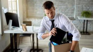 Un trabajador recogiendo sus cosas en una oficina