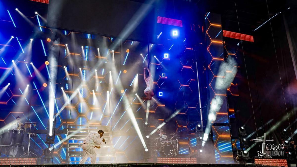 Uno de los cantantes de París de Noia en el escenario