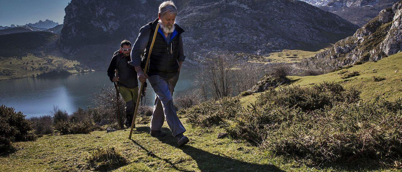 En primer término, Juan Sobrecueva, ganadero y productor de gamonéu, en los Lagos en una imagen de archivo. | Miki López