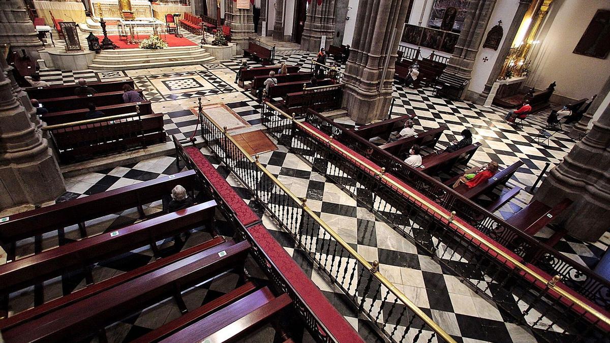 Un grupo de personas reza en la Catedral de La Laguna.