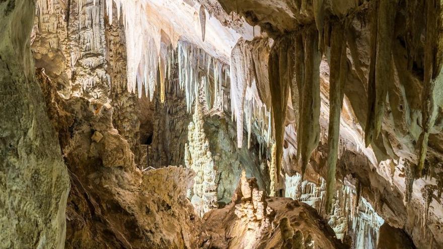 Interior de la cueva de Los Murciélagos, que está declarada Bien de Interés Cultural.