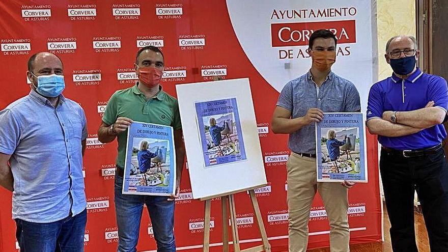 Por la izquierda, Ángel Luis Martín, de Parque Astur; el alcalde, Iván Fernández; el edil Jorge Suárez y el artista José Luis Ibáñez, durante la presentación del concurso, ayer, en el Ayuntamiento de Corvera.