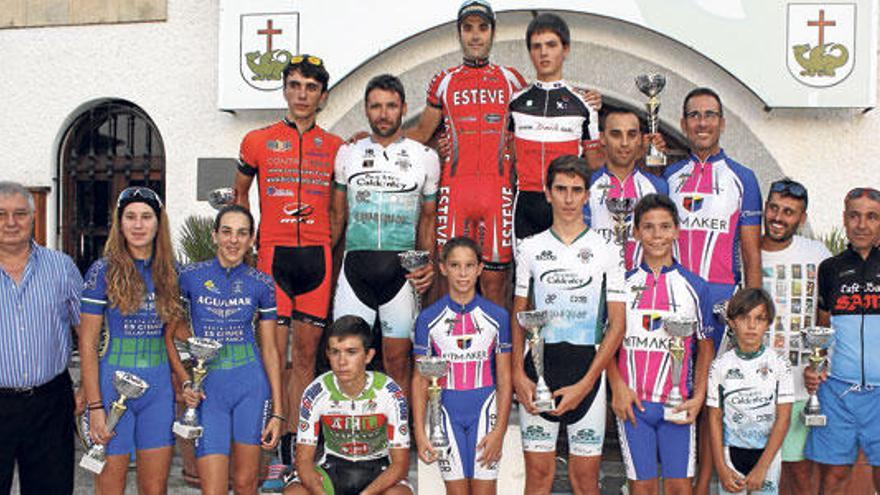 Imagen del podio con los premiados en las distintas categorías de la prueba de Santa Margalida.
