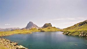 El lago Bersau, en el valle de Ossau (Francia), donde falleció una montañera zaragozana de 72 años tras sufrir una caída durante una ruta.